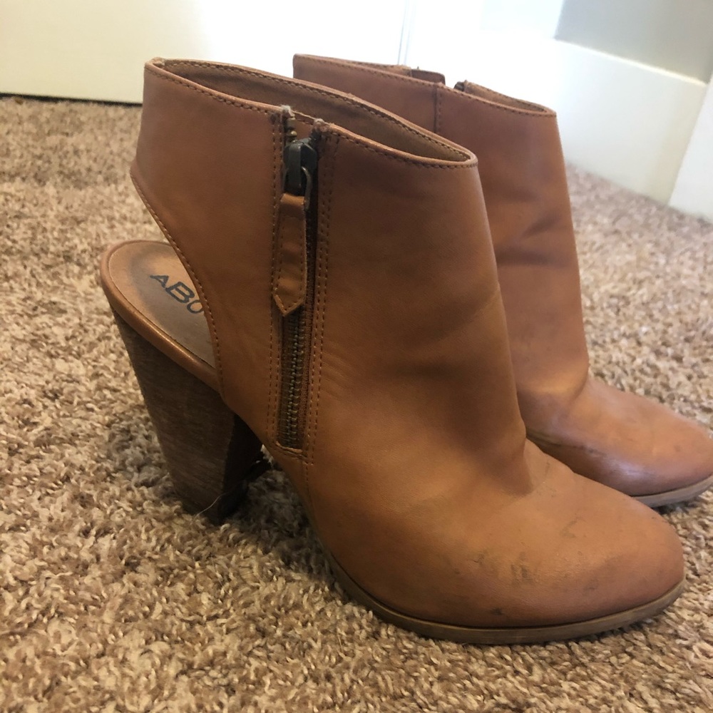 Women’s brown heels size 8m